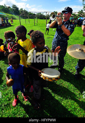 110430-N-KB563-381 ESPIRITU SANTO, Vanuatu (30. April 2011) Musiker 1. Klasse John Wheeler, ein Mitglied der Pazifischen Partnerschaft 2011 Band, spielt Trompete bei einem ehrenamtlichen Projekt im Einheit-Park. Die amphibischen Transportschiff der Dock USS Cleveland (LPD-7) ist in Vanuatu für Pacific Partnership 2011, eine fünfmonatige humanitäre Hilfe-Initiative, die Port machen Besuche, Tonga, Vanuatu, Papua Neuguinea, Timor-Leste und den Föderierten Staaten von Mikronesien. (Foto: U.S. Navy Mass Communication Specialist 2. Klasse Michael Russell/freigegeben) U.S. Navy 110430-N-KB563-381 Musiker 1. Clas Stockfoto