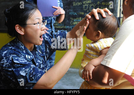 110501-F-CF975-115 PAITA Peru (1. Mai 2011) Lt. Eva Chou, Augenarzt, Hacienda Heights, Kalifornien, Prüfung der Augen eines 7 Monate alten Patienten bei einer medizinischen Klinik Sagrado Corzon de Jesus School in Paita, Peru. Chou ist Teil des kontinuierlichen Versprechen 2011, ein fünfmonatiges humanitäre Hilfsmission, Karibik, Mittel- und Südamerika. (US Air Force Foto von Senior Airman Kasey schließen/freigegeben) UNS Marine 110501-F-CF975-115 Lt. Eva Chou, Augenarzt, Hacienda Heights, Kalifornien, Prüfung der Augen eines 7 Monate alten Patienten bei einer medizinischen cl Stockfoto