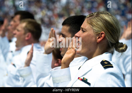 110527-N-UH963-068 ANNAPOLIS, MD. (27. Mai 2011) U.S. Navy Ensign Caitlin Mandrinhill findet den Amtseid auf der Abschlussfeier 2011 United States Naval Academy in Navy Marine Corps Memorial Stadium. (Foto: U.S. Navy Mass Communication Specialist 2. Klasse Kevin S. O'Brien/freigegeben) US Navy 110527-N-UH963-068 U.S. Navy Ensign Caitlin Mandrinhill nimmt den Amtseid auf die 2011 United States Naval Academy Beginn cerem Stockfoto