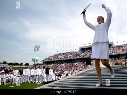 110527-N-UH963-110 ANNAPOLIS, MD. (16. Mai 2011) neu beauftragte Navy Ensign Allison Ranzau feiert nach ihrem Diplomabschluss während der Abschlussfeier 2011 United States Naval Academy, Navy Marine Corps Memorial Stadium. (Foto: U.S. Navy Mass Communication Specialist 2. Klasse Kevin S. O'Brien/freigegeben) US Navy 110527-N-UH963-110 neu in Auftrag gegebene Navy Ensign Allison Ranzau feiert nach ihrem Diplomabschluss während der United States Navy 2011 Stockfoto