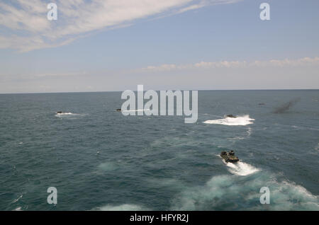 110504-N-7680E-281-Atlantik (4. Mai 2011) fährt eine amphibische Fahrzeug (AAV) 2. Angriff amphibischen Bataillons gut Deck das amphibische Mehrzweck-Schiff USS Iwo Jima (LHD-7) gebunden für Camp Lejeune, North Carolina Die Flugabwehrpanzer sind aus dem Schiffsdeck gut als Teil einer gemeinsamen Übung bereitstellen. (Foto: U.S. Navy Mass Communication Specialist 2. Klasse Zane Ecklund/freigegeben) U.S. Navy 110504-N-7680E-281 eine amphibische Fahrzeug fährt gut Deck der USS Iwo Jima (LHD-7) Stockfoto