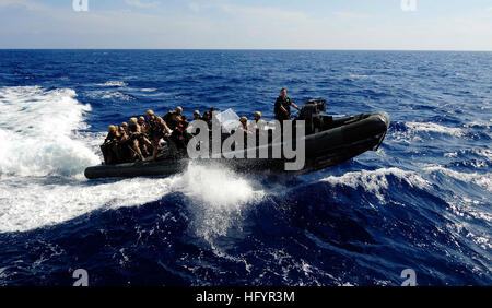 110505-N-OS574-442 Mittelmeer (5. Mai 2011) Matrosen und Marinesoldaten fahren während eines Besuchs in einem Festrumpf Schlauchboot, Board, Such- und Beschlagnahme, Haken und ziehen Sie mit der amphibischen Transportschiff der Dock USS Mesa Verde (LPD 19) ausüben. Mesa Verde ist als Teil der Bataan amphibische bereit Gruppe Unterstützung maritimer Sicherheitsoperationen und Sicherheitsbemühungen Zusammenarbeit Theater in den USA bereitgestellt 6. Flotte Aufgabengebiet. (Foto: U.S. Navy Mass Communication Specialist 2. Klasse Josue L. Escobosa/freigegeben) US Navy 110505-N-OS574-442 Matrosen und Marinesoldaten fahren in ein Festrumpf Schlauchboot Stockfoto