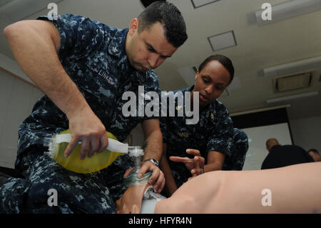 Marinepersonal übt kardiopulmonale Reanimation mit Reanimationsbeuteln an Trainingspuppen während einer Zertifizierungsklasse am U.S. Naval Hospital Yokosuka aus. Stockfoto