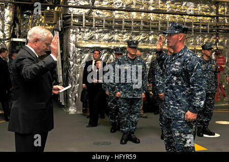 110506-N-YR391-001 MAYPORT, Florida (6. Mai 2011) US-Verteidigungsminister Robert M. Gates liefert den Eid der Eintragung an der Bootsmann Mate 1. Klasse Nathan Ellsworth bei seinem Besuch an Bord der littoral Combat ship USS Independence (LCS-2). Gates tourte das Schiff und dann einen Anruf alle Hände mit der Crew durchgeführt. (Foto: U.S. Navy Mass Communication Specialist 2. Klasse Gary Granger Jr./freigegeben) US Navy 110506-N-YR391-001 US-Verteidigungsminister Robert M. Gates liefert den Eid der Eintragung an der Bootsmann Mate 1. Klasse Nathan Ellsworth Duri Stockfoto