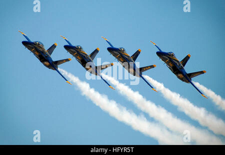 110506-N-1928O-106 BELLE CHASSE, La (6. Mai 2011) der U.S. Navy Flug Demonstration Squadron, die Blue Angels, führen auf der 2011 N'awlins Airshow am Naval Air Station gemeinsame Reserve Base Belle Chasse in New Orleans Navy Woche, einer der 21 Marine Wochen quer durch Amerika in 2011 geplant. Marine Wochen sollen Amerikaner zeigen die Investition, die Sie haben in ihrer Marine und Sensibilisierung in den Städten, die keine bedeutende Navy Präsenz verfügen. (Foto: U.S. Navy Mass Communication Specialist 1. Klasse Mark O'Donald/freigegeben) US Navy 110506-N-1928O-106 der US Navy Flight Demonstration squ Stockfoto