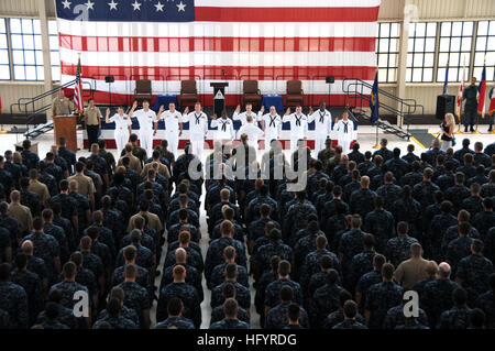 110511-N-GO855-018 JACKSONVILLE, Florida (11. Mai 2011) Chief of Naval Operations (CNO) Admiral Gary Roughead verwaltet den Eid der Eintragung 10 Seglern am Naval Air Station Jacksonville während des Telefonats Basis-weiten AdmiralÕs. Roughead sprach über seinen stolz auf das Marine Leben bis zu seinem Motto, ÒA Global Force For Good, Ó unter Berufung auf humanitäre Operationen auf der ganzen Welt. (Foto: U.S. Navy Mass Communication Specialist 2. Klasse Charles E. White/freigegeben) US Navy 110511-N-GO855-018 Chief of Naval Operations (CNO) Admiral Gary Roughead verwaltet den Eid der Eintragung 10 Seglern auf der Naval Air Station Stockfoto