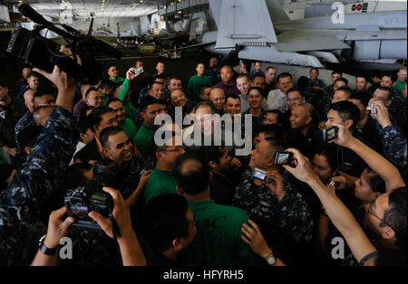 110514-N-DR144-590 Pazifik (14. Mai 2011) Republik der Philippinen Präsident Benigno Aquino III. trifft sich mit philippinischen Seeleuten im Hangar Bucht an Bord der Flugzeugträger der Nimitz-Klasse USS Carl Vinson (CVN-70). Carl Vinson und Carrier Air Wing (CVW) 17 werden derzeit in den USA 7. Flotte Aufgabengebiet. (Foto: U.S. Navy Mass Communication Specialist 2. Klasse James R. Evans/freigegeben) UNS Marine 110514-N-DR144-590 Republik der Philippinen Präsident Benigno Aquino III trifft mit den philippinischen Seeleuten im Hangar Bucht an Bord der Nimitz Stockfoto