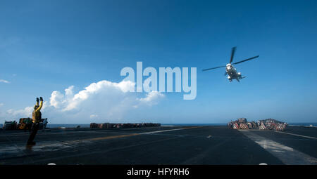 110513-N-TU221-373-Pazifik (13. Mai 2011) signalisiert ein Flugzeug-Direktor zu einem Puma Hubschrauber zugewiesen, das Military Sealift Command Trockenfracht und Munition Schiff USNS Richard E. Byrd (T-AKE 4) während einer vertikalen Nachschub an Bord des Flugzeugträgers USS Carl Vinson (CVN-70). Carl Vinson und Carrier Air Wing (CVW) 17 sind im Gange in den USA 7. Flotte Aufgabengebiet. (Foto: U.S. Navy Mass Communication Specialist 3. Klasse Travis K. Mendoza/freigegeben) UNS Marine 110513-N-TU221-373 signalisiert ein Flugzeug-Direktor zu einem Puma-Hubschrauber Stockfoto