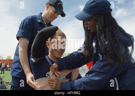 110517-N-KE905-331 COLORADO SPRINGS, Colorado (17. Mai 2011) Hospital Corpsman 1. Klasse Rosalyn Martin, rechts, eine allgemeine Pflicht Corpsman zugewiesen, die Navy Bureau of Medicine und Chirurgie (BUMED), mit Hilfe der Küste Gardist Gesundheit Service Techniker 1. Klasse Jason M. sichert Bosko, zugewiesene Health Service Arbeit leben Service Center, Eis bis zur Schulter des pensionierten Waffenwart 3. Klasse Nathan DeWalt Folgendes DeWaltÕs zwei Silbermedaille Rollstuhl Radfahren gewinnt in der Leichtathletik-Wettbewerb 2011 Krieger Spiele im Stadion Garry Berry. Die Krieger-Spiele ist eine Paralympic-styl Stockfoto