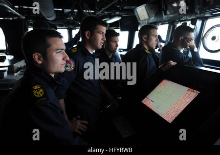 110518-N-TB177-042 Atlantik (18. Mai 2011) Segler aus der spanischen Fregatte ESPS Almirante Juan de Borbon (F-102) blicken die Brücke Windows bei einem Besuch an Bord der geführte Flugkörper-Zerstörer USS Seezielflugkörper (DDG-103). Seezielflugkörper ist auf seinen ersten Einsatz und ist Bestandteil der George h.w. Bush Carrier Strike Group zur Unterstützung der Sicherheit im Seeverkehr Operationen und Sicherheitsbemühungen Zusammenarbeit Theater. (Foto: U.S. Navy Mass Communication Specialist 3. Klasse Kevin J. Steinberg/freigegeben) US Navy 110518-N-TB177-042 Segler aus ESPS Almirante Juan de Borbon (F-102) blicken die Brücke Windows d Stockfoto