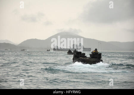 110518-N-KX202-103 SATTAHIP, Thailand (18. Mai 2011) U.S. Marine Corps amphibische Fahrzeuge ins Leben gerufen von den amphibischen Dock Landungsschiff USS Tortuga (LSD-46), nicht abgebildet, vorbereiten, einen Strand während flott Bereitschaft Zusammenarbeit und Ausbildung (CARAT) 2011 anzugreifen. Mehr als 130 US-Marines verbrachte 48 Stunden training mit Mitgliedern des Royal Thai Marine Corps. (US Navy Foto von Lt. K. Madison Carter/freigegeben) US Navy 110518-N-KX202-103 US Marine Corps amphibische Fahrzeuge vorbereiten, einen Strand Angriff Stockfoto