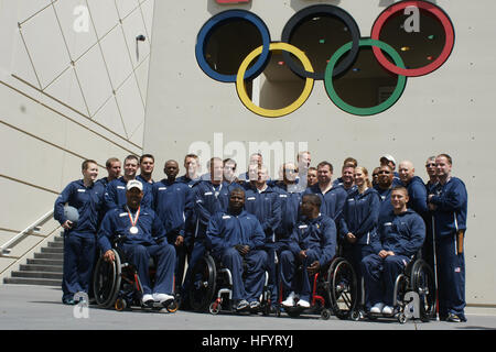 Mitglieder der US Navy und der Küstenwache treffen sich im U.S. Olympic Training Center for Warrior Games 2011, einem Paralympic-Event für verwundete, kranke und verletzte Personen. Stockfoto