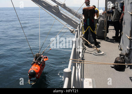 110520-N-SP676-120 Straße von MALAKKA (20. Mai 2011) Seeleute an Bord der Grube Gegenmaßnahmen Schiff USS Avenger (MCM 1) unteren eine Mine Neutralisation Fahrzeug ins Wasser. (Foto: U.S. Navy Mass Communication Specialist 3. Klasse Brian A. Stone/freigegeben) US Navy 110520-N-SP676-120 Seeleute an Bord der Grube Gegenmaßnahmen Schiff USS Avenger (MCM 1) unteren eine Mine Neutralisation Fahrzeug ins Wasser Stockfoto