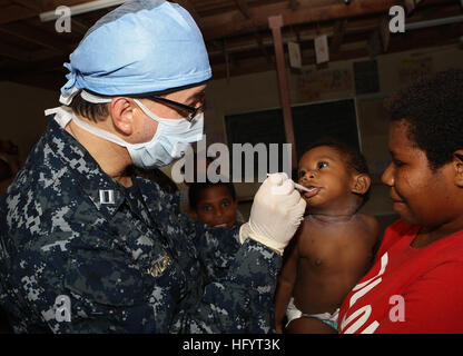 110521-O-YY999-003 LAE, Papua-Neuguinea (21. Mai 2011) Lt. Arthur Kalfus, ein Zahnarzt eingeschifft auf dem amphibious Transport Dock Schiff USS Cleveland (LPD-7), überprüft eines Kindes Zähne im Huas Clare Krisenzentrum für Kinder während einer Pazifischen Partnerschaft 2011 ehrenamtlichen Projekt. Pacific Partnership ist eine fünfmonatige humanitäre Hilfe-Initiative, die seine Mission in Tonga und Vanuatu abgeschlossen und Papua-Neu-Guinea, Timor-Leste und den Föderierten Staaten von Mikronesien besuchen. (Royal Australian Navy Foto von Leading Seaman Bilder Spezialist Helen Frank/freigegeben) US Navy 110521-O-YY999 - Stockfoto