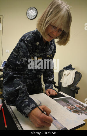 110511-N-ZZ000-001 SIGONELLA, Sizilien (11. Mai 2011) CMdR Monica Allen, eine Marine zu bekämpfen Künstler spezialisiert Aquarell, arbeiten an einem neuen Anstrich, während auf der Naval Air Station Sigonella bereitgestellt. Allen wurde beauftragt, Commander, U.S. 6. Flottille erstellen gemalt Aquarell Bilder, die zeigen alltägliche Unterstützung zwischen den Mitgliedern der NATO-Koalition als Teil der NATO-geführten Operation Unified Protector. (US Navy Foto/freigegeben) UNS Marine 110511-N-ZZ000-001 CMdR Monica Allen, ein Marine Kampf Künstler spezialisiert Aquarell, arbeiten an einem neuen Anstrich, während auf der Naval Air bereitgestellt Stockfoto