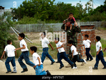 110524-N-NY820-492 MANTA, Ecuador (24. Mai 2011) Senior Chief Master-at-Arms Gerald Rainford spielt mit Kindern an einer Schule in Manta, Ecuador, während ein Community-Service-Event zur Unterstützung der kontinuierlichen Versprechen 2011. Weiterhin verspricht eine fünfmonatige humanitäre Hilfsmission, Karibik, Mittel- und Südamerika. (Foto: U.S. Navy Mass Communication Specialist 2. Klasse Eric C. Tretter/freigegeben) US Navy 110524-N-NY820-492 Senior Chief Master-at-Arms Gerald Rainford spielt mit Kindern an einer Schule in Manta, Ecuador, während eine Community service ev Stockfoto