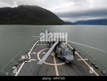 110526-N-ZI300-139 der MAGELLANSTRAßE (26. Mai 2011) Segler zugewiesen, Anti-Submarine Squadron Licht (HSL) 40, det. 4, führen Wartungsarbeiten an eine SH-60 b Sea Hawk-Hubschrauber an Bord der geführte Raketen Fregatte USS Boone (FFG 28). Boone ist für eine kurze Pause während des Transports von der Magellanstraße verankert. Boone wird in Südamerika zur Unterstützung der südlichen Meere 2011 bereitgestellt. (Foto: U.S. Navy Mass Communication Specialist 1. Klasse Steve Smith/freigegeben) UNS 110526-N-ZI300-139 Marineseeleute zugewiesen, Anti-Submarine Squadron Licht (HSL) 40, det 4 Verhalten Wartung auf einem SH-60 b Sea Hawk helic Stockfoto