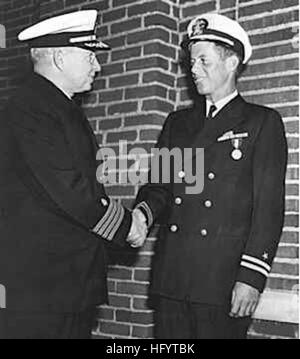 110529-O-ZZ999-004 DATEI FOTO. Lt. Kennedy in Marine Uniform Kapitän Conklin die Marine und Marinekorps-Medaille erhalten.  Die Medaille wurde Kennedy am Chelsea Naval Hospital in Massachusetts für seine Heldentaten in der Rettung der Besatzung des PT-109 während des zweiten Weltkriegs am 2. August 1943, vorgestellt als Torpedo-Motorboot von einem japanischen Zerstörer getroffen wurde. (Photo Courtesy John F. Kennedy Presidential Library and Museum, Boston/freigegeben) UNS Marine 110529-O-ZZ999-004 Lt. Kennedy in Marine Uniform Kapitän Conklin die Marine und Marinekorps-Medaille erhalten Stockfoto