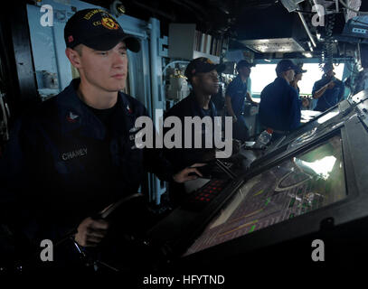 Yeoman 110604-N-AQ172-209 der BOSPORUS (4. Juni 2011) 2. Klasse James Chaney, ein Meister Steuermann steht Uhr an Bord der Ticonderoga-Klasse geführte Flugkörper Kreuzer USS Monterey (CG-61) als die Schiff-Transite durch die Meerenge Istanbu. Monterey ist aus Norfolk Gridley und maritimer Sicherheitsoperationen und Sicherheitsbemühungen Zusammenarbeit Theater in den USA unterstützt 6. Flotte Aufgabengebiet. (Foto: U.S. Navy Mass Communication Specialist 2. Klasse Daniel Viramontes/freigegeben) US Navy 110604-N-AQ172-209 Eoman 2. Klasse James Chaney steht Uhr an Bord der USS Monterey (CG-61) Stockfoto