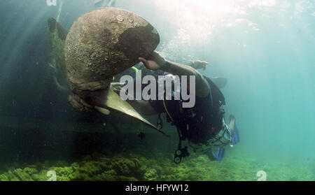 110608-N-XD935-486 BRIDGETOWN, Barbados (8. Juni 2011) in der Lage sein Körper Seemann Jason Austin, von der Küstenwache von St. Vincent, nutzt ein Liftsystem Tasche zu einen versunkenen ShipÕs Propeller während einer Unterwasser Aufzug mit Mobile Tauch- und Salvage Unit (MDSU) 2 bewegen. MDSU-2 ist Navy Diver-Partnerschaft Südbahnhof, eine multinationale Partnerschaft Engagement entwickelt, um die Interoperabilität und Partner Nation Kapazitätssteigerung durch Tauchbetrieb beteiligt. (Foto: U.S. Navy Mass Communication Specialist 1. Klasse Jayme Pastoric/freigegeben) US Navy 110608-N-XD935-486 Ble Körper Seemann Jason Austin verwendet eine lif Stockfoto