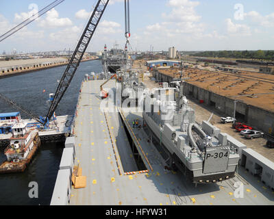 110609-N-YY999-001-HOUSTON (9. Juni 2011) lädt ein Kran zwei US-gebaut Patrouillenboote auf das Maritime Administration bereit Reserve Force roll-on/Roll-off Schiff MV Cape Dreifaltigkeit, welche Military Sealift Command aktiviert für eine einmonatige Reise von Houston nach Bahrain. Die Boote sind für den Einsatz von der irakischen Marine des Landes Küste zu patrouillieren und Ölplattformen schützen bestimmt. (US Navy Foto von Victoria DeLouise/freigegeben) US Navy 110609-N-YY999-001 A Kran lädt zwei US-gebaut Patrouillenboote auf das Maritime Administration bereit Reserve Force roll-on-Roll-off Schiff MV Stockfoto