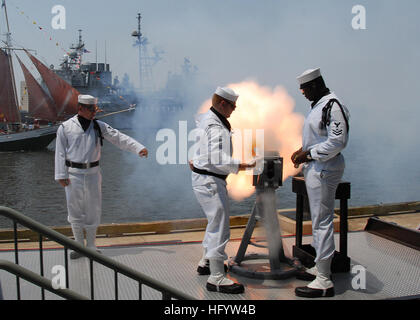 110610-N-VK779-128 NORFOLK (10. Juni 2011) Gunner paart sich 2. Klasse William Lovett, Benjamin Siekert und Samba Jarju Render ehrt, der Ticonderoga-Klasse geführte Flugkörper Kreuzer USS Normandy (CG-60). Normandie beteiligt sich an der Parade der Segelschiffe zur Eröffnung des 35. jährliche Norfolk-Hafenfest. Die Parade der Segel besteht aus Großsegler, Charakter-Schiffe, Power-Cruiser, Segeln Handwerk, antiken und klassischen Holzbooten, Kriegsschiffe und Schlepper.  (Foto: U.S. Navy Mass Communication Specialist 2. Klasse Brian Goodwin/freigegeben) U.S. Navy 110610-N-VK779-128 des Kanoniers paart sich 2. Klasse William Stockfoto