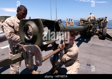 Lance Cpl. Jesaja Henderson, links, und Lance Cpl. Clinton Holenstein, Recht, beide zu Lima-Batterie aus der 22. Marine Expeditionary Unit zugeordnet bereiten ein M777A2 Haubitze für die Lagerung nach einer Firmengründung auf dem Flugdeck an Bord der amphibischen Dock Landungsschiff USS Whidbey Island (LSD-41). Whidbey Island wird als Teil der Bataan amphibische bereit Gruppe, Unterstützung von maritimer Sicherheitsoperationen und Sicherheitsbemühungen Zusammenarbeit Theater in den USA bereitgestellt 6. Flotte Aufgabengebiet. USS Whidbey Island Aktivität 110612-N-QP268-276 Stockfoto