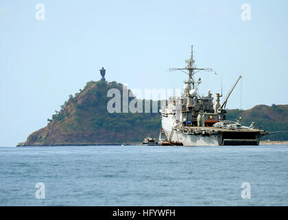 110616-N-YM863-767 TIMOR-LESTE (16. Juni 2011) Landing Craft Utility (LCU) 1665 liefert Personal- und Hardware wie die amphibischen Transportschiff der Dock USS Cleveland (LPD-7) in Timor Leste Pazifischen Partnerschaft 2011 kommt. Pacific Partnership ist eine fünfmonatige humanitäre Hilfe-Initiative, die seine Mission in Tonga und Vanuatu und Papua-Neuguinea abgeschlossen und Timor-Leste und den Föderierten Staaten von Mikronesien besuchen. (Foto: U.S. Navy Mass Communication Specialist 1. Klasse Eli J. Medellin/freigegeben) US Navy Landing Craft Utility 1665 liefert Personal- und Hardware als die amphi Stockfoto