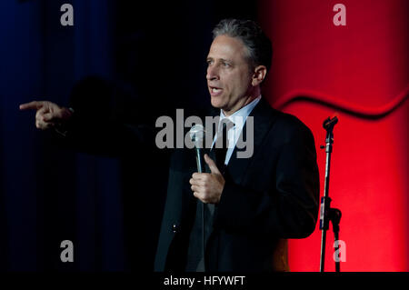 10616-N-TT977-192 WASHINGTON (16. Juni 2011) John Stewart führt am Stand Up für Helden Abendessen im Ronald Reagan Building in Washington, D.C. Die Veranstaltung, gesponsert von der Bob Woodruff Foundation bringt Führungskräfte aus allen Bereichen des Lebens Sensibilisierung Soldat innen, Veteranen und deren Familien helfen zusammen. (Foto: U.S. Navy Mass Communication Specialist 1. Klasse Chad J. McNeeley/freigegeben) US Navy 110616-N-TT977-192 Jon Stewart führt am Stand Up für Helden Abendessen im Ronald Reagan Building in Washington, D.C. Stockfoto