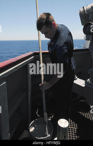 Quartiermeister 2. Klasse Joshua Worcester taucht seinen Pinsel während der Durchführung Oberseite Erhaltung an Bord geführte Flugkörper Zerstörer USS Bulkeley (DDG-84), bevor geplante Hafen besucht. Bulkeley führt Theater Sicherheit Zusammenarbeit Portbesuche in den USA 6. Flotte Aufgabengebiet (AOR) nach einer routinemäßigen Bereitstellung, Sicherheit im Seeverkehr Operationen in den USA 5. Flotte Aortendiss (Foto: U.S. Navy Mass Communication Specialist 3. Klasse Lauren G. Randall/freigegeben) USS Bulkeley Aktivität 110621-N-NR955-065 Stockfoto