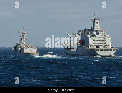 110623-N-NL541-664 Pazifik (23. Juni 2011) geführte Raketen Fregatte USS Boone (FFG 28) führt ein Nachschub auf hoher See mit der chilenischen Marine Öler Almirante Montt (AO-52). Boone wird in Südamerika zur Unterstützung der südlichen Meere 2011 bereitgestellt. (Foto: U.S. Navy Mass Communication Specialist 3. Klasse Stuart Phillips/freigegeben) US Navy 110623-N-NL541-664 USS Boone (FFG 28) führt ein Nachschub auf dem Meer mit Almirante Montt (AO-52) Stockfoto