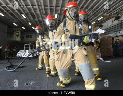 110728-N-SO729-009 SASEBO, Japan (28. Juli 2011) Segler Praxis Brandbekämpfung Techniken während einer Schadensbegrenzung Bohren auf dem vorwärts bereitgestellt amphibischer Angriff Schiff USS Essex (LHD-2). Essex bereitet sich auf seine bevorstehende ULTRA-E-Bewertung. (Foto: U.S. Navy Mass Communication Specialist 3. Klasse Adam M. Bennett/freigegeben) US-110728-N-SO729-009 Marineseeleute Praxis Brandbekämpfung Techniken während eine Schadensbegrenzung zu bohren, an Bord der USS Essex (LHD-2) Stockfoto