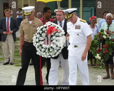 110627-N-YY999-083 KIRIBATI (27. Juni 2011) Assistant Secretary Of State for East Asian und Pacific Affairs Kurt Campbell, Center, Admiral Patrick Walsh, Kommandeur der US-Pazifikflotte, Recht, und Amt des Secretary Of Defense Süd/Südost-Asien Principal Director Major General Richard Simcock vorbereiten, einen Kranz an der Schlacht von Tarawa Gedenkstätte zu legen. Kiribati ist die erste Anlaufstelle bei einem Besuch der Südpazifik Nationen für US-Delegationen und US Agentur für internationale Entwicklung (USAID) Assistant Administrator Nisha Biswal. (Foto: U.S. Navy Lt. CMdR Thomas Weiler/freigegeben) US Navy 110627- Stockfoto