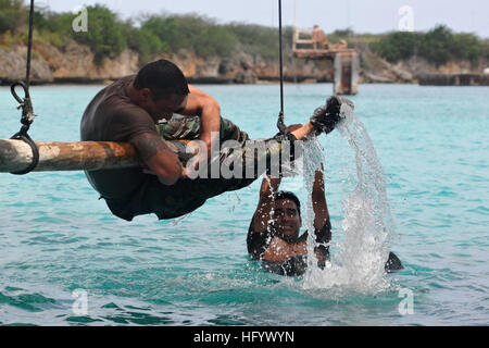 110627-N-YO394-207-CURACAO, Niederländische Antillen (27. Juni 2011) Luftfahrt Maschinist Mate 1. Klasse Frank Moreno, links, und GunnerÕs Mate Seemann Jon Castillo, zugeordnet zu Riverine Squadron (RIVRON) 3, verhandeln ein Hindernis während einer körperlichen Übung mit Mitgliedern des königlichen Niederlande-Marinekorps. RIVRON-3 ist Cross-Training mit Elementen aus der niederländischen Marine Corps und Marine für einen dreiwöchigen Lehrgang soll US-Navy Matrosen mit niederländischen Ship to Shore amphibische Operationen vertraut zu machen. (Foto: U.S. Navy Mass Communication Specialist 2. Klasse Paul D. Williams/freigegeben) US-N Stockfoto