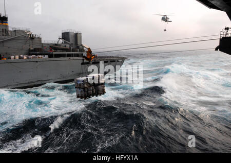 110630-N-UO379-267 Arabisches Meer (30. Juni 2011) A Palette von Lieferungen aus der Military Sealift Command schnell Kampfunterstützung Schiff USNS Brücke (T-AOE 10) während ein Nachschub auf dem Meer auf dem Flugzeugträger USS Ronald Reagan (CVN-76) übertragen wird. Ronald Reagan und Carrier Air Wing (CVW) 14 werden in den USA bereitgestellt 5. Flotte Aufgabengebiet Durchführung schließen Luftunterstützung Missionen im Rahmen der Operation Enduring Freedom. (Foto: U.S. Navy Mass Communication Specialist 3. Klasse Alexander Tidd/freigegeben) US Navy 110630-N-UO379-267 A Palette von Lieferungen aus der Military Sealift Command schnell co Stockfoto