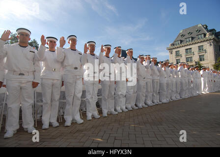 110630-N-OA833-010 ANNAPOLIS, MD. (30. Juni 2011) Plebes aus der US Naval Academy-Klasse 2015 sind zum Abschluss der Einführungstag, markiert den Beginn der Plebs Sommer offiziell sechs Wochen der Ausbildung sollen die Schüler aus zivilen Militärleben Übergang. (Foto: U.S. Navy Mass Communication Specialist 1. Klasse Tschad Runge/freigegeben) US Navy 110630-N-OA833-010 Plebes sind offiziell zum Abschluss der Einführungstag vereidigt Stockfoto