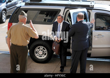 110701-D-WQ296-010 ARLINGTON, Virginia (1. Juli 2011) Generalleutnant John Kelly grüßt Leon E. Panetta, wie er für seinen ersten Tag als die Nation 23. US-Verteidigungsminister im Pentagon ankommt.  Nach der Ankunft, Panetta sofort ins Büro von Abteilung der Verteidigung General Counsel Jeh Johnson seinen Amtseid.  Panetta treffen im Laufe des Tages mit leitenden Mitarbeitern und haben Mittagessen mit Admiral Mike Mullen, Vorsitzender der Joint Chiefs Of Staff.  (DoD Foto von R. D. Ward/freigegeben) US Navy 110701-D-WQ296-010 Generalleutnant John Kelly Leon E. Panetta begrüßt, als er für seinen ersten Tag als die Na im Pentagon kommt Stockfoto