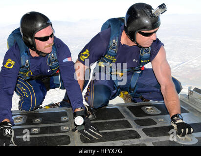 110702-N-OU681-086 SAN DIEGO (2. Juli 2011) Chief Special Warfare Operator (Siegel) Larry Summerfield und Chief Warrant Officer (Siegel) Keith Pritchett, zugeordnet der US Navy Fallschirm Demo Team, die Frösche springen auf der Rampe halten einer c-130-Ladung vor einem Training Flugzeug springen über Turner Field im Marine Amphibious Base Coronado. Die Frösche springen haben ihren Sitz in San Diego und Antenne Fallschirm Demos in den Vereinigten Staaten zur Unterstützung der Naval Special Warfare und Recruiting-Navy vorzuführen. (Foto: U.S. Navy Mass Communication Specialist 1. Klasse Michelle Turner/freigegeben) US-Nav Stockfoto