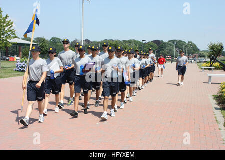 110711-N-SZ577-001 NEWPORT, RI (11. Juli 2011) Marine Junior ROTC jüngstere Söhne zugewiesen grau Zug, Teilnahme an der zweiwöchigen Navy Junior ROTC Bereich 4 Leadership Academy und Sail Training (LA/ST) Programm März bis die Navy Sailing Center und Marina am Naval Station Newport. Die Kadetten bereiten sich auf einen konkurrenzfähigen Regatta am Narragansett Bay. 16 Juli insgesamt 144 Kadetten aus der nordöstlichen Region absolvierte das LA/ST-Programm, die Kurse zu segeln, Führungsqualitäten, Entscheidungsfindung, Zielsetzung, Bohrer und Etikette enthalten. (US Navy Foto von Gregg Kohlweiss/freigegeben) US Navy 110711-N-S Stockfoto