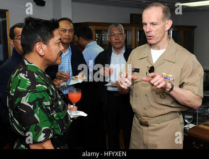 110707-N-DS193-004 indischen Ozean (7. Juli 2011) Rear Admiral j.r. Haley, Kommandant der Carrier Strike Group (CVW) 5, bespricht die Interoperabilität zwischen den USA und Indonesisch Seestreitkräfte mit Vice Admiral Marsetio, indonesische Marine Chef des Stabes, an Bord des Flugzeugträgers USS George Washington (CVN-73). Verschiedene indonesische militärische und politische Würdenträger begann George Washington am Tag, nachdem das Schiff der Sunda-Straße gekreuzt. George Washington begann seine neuesten Patrouille am 12. Juni Abfahrt seine Vorwärts-operative Basis an Commander, Flotte Aktivitäten Yokosuka. (U.S. Navy Photo von Masse Communicati Stockfoto