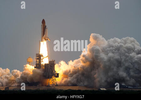 Das Space Shuttle Atlantis startet vom Kennedy Space Center auf der letzten Shuttle-Mission der NASA, die den letzten Flug des Shuttle-Programms markiert. Stockfoto