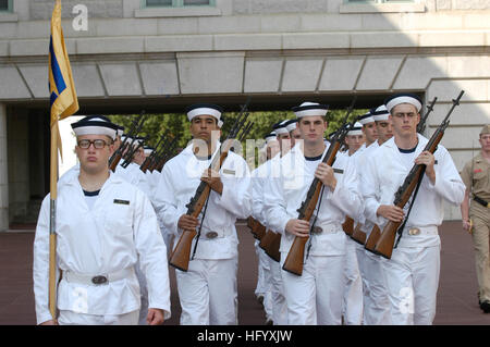 110711-N-XP477-002 ANNAPOLIS, MD. (11. Juli 2011) Plebes aus der US Naval Academy-Klasse 2015 Praxis Bohren Bewegungen in Tecumseh Gericht während der 2. Woche der Plebs Sommer. Plebs Sommer ist ein 6-Wochen-Trainingsprogramm sollen körperlich und geistig die Erstsemester Jahr Midshipmen mit verschiedenen akademischen, sportlichen und technischen Herausforderungen zu entwickeln. (Foto: U.S. Navy Masse Kommunikation Spezialist Seemann Danian Douglas/freigegeben) US Navy 110711-N-XP477-002 Plebes Praxis Bohrer Bewegungen in Tecumseh Gericht während der 2. Woche der Plebs Sommer Stockfoto