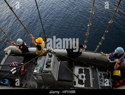 110714-N-KB052-033 TIMORSEE (14. Juli 2011) Seeleute an Bord der Ticonderoga-Klasse geführte Flugkörper Kreuzer USS Cowpens (CG-63) senken ein Festrumpf Schlauchboot für eine simulierte Besuch, Board, Durchsuchung und Beschlagnahme nicht konformen Internat Übung mit der Royal Australian Navy Adelaide-Klasse geführte Raketen Fregatte HMAS Darwin (FFG-04). Cowpens und Darwin führen Einheit Ausbildung vor dem Start der gemeinsamen Übung Talisman Saber 2011. (Foto: U.S. Navy Mass Communication Specialist 1. Klasse N. Ross Taylor/freigegeben) UNS 110714-N-KB052-033 Marineseeleute an Bord der Ticonderoga-Klasse guid Stockfoto