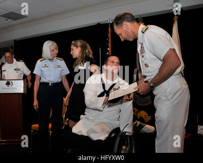 110714-N-ZZ999-001 (14. Juli 2011) WASHINGTON Hospital Corpsman 3. Klasse James A. Raffetto und seine Frau sind von Vice Chief of Naval Operationen ADM Jonathan W. Greenert während der dritten jährlichen Safe Harbor Preisverleihung gratulierte. Safe Harbor ist der Marine Blei Organisation für nicht-medizinische Versorgung ernsthaft Verwundete, Kranke und verletzte Segler und Küste Gardisten und deren Familien zu koordinieren. (Foto: U.S. Navy Mass Communication Specialist 3. Klasse Matt Dickinson/freigegeben) US Navy 110714-N-ZZ999-001 Hospital Corpsman 3. Klasse James A. Raffetto und seine Frau sind von Vice Ch beglückwünscht Stockfoto