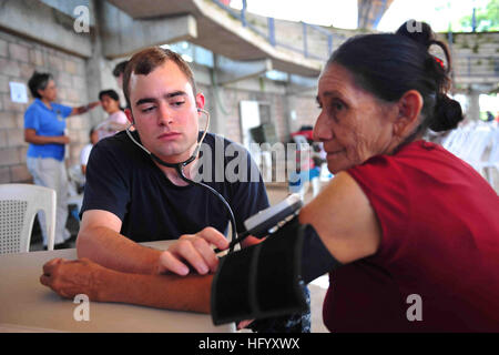 110715-F-NJ219-070 ACAJUTLA, El Salvador (15. Juli 2011) Midshipman Matthew Milam aus Memphis, Tennessee, überprüft Blutdruck eines Patienten während einer anhaltenden Versprechen 2011 ehrenamtlichen medizinische Projekt am Polideportivo medizinische Standort. Weiterhin verspricht eine fünfmonatige humanitäre Hilfsmission, Karibik, Mittel- und Südamerika. (US Air Force Foto von Staff Sgt. Courtney Richardson/freigegeben) US Navy 110715-F-NJ219-070 Midshipman Matthew Milam, aus Memphis, Tennessee, prüft ein Patient Blutdruck Stockfoto