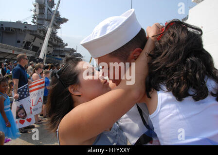 Die Besatzungsmitglieder verlassen die USNS Comfort (T-AH-20) auf der Marinestation Norfolk nach einer fünfmonatigen humanitären Mission, um weiterhin Versprechen 2011 für Länder in Mittel- und Südamerika und der Karibik zu versprechen. Stockfoto