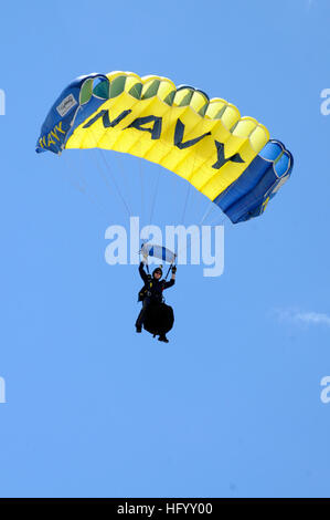 110716-N-OU681-077 LITTLE CREEK, VA (16. Juli 2011) Chief Special Warfare Operator (Siegel) Justin Gauny, zugeordnet der US Navy Fallschirm Demo Team, die Frösche springen landet mit einem Kranz zum Auftakt einer Naval Special Warfare Fähigkeiten Demonstration am gemeinsamen Expeditionary Base Little Creek Fort Story. Die Frösche springen haben ihren Sitz in San Diego und Antenne Fallschirm Demos in den Vereinigten Staaten zur Unterstützung der Naval Special Warfare und recruiting-Navy vorzuführen. (Foto: U.S. Navy Mass Communication Specialist 1. Klasse Michelle Turner/freigegeben) US Navy 110716-N-OU681-077-Chief Spec Stockfoto