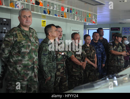 Militärangehörige aus Mittel- und Südamerika besichtigen die Brücke von USNS Comfort (T-AH 20) während Continuing Promise 2011, einer fünfmonatigen humanitären Mission in die Karibik, Mittel- und Südamerika. Stockfoto