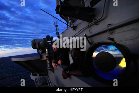 110719-N-MH885-004 indischen Ozean (19. Juli 2011) Seemann Lehrling Brett Donaldson und Seaman Daniel Branham Stand nach vorne Suche watch bei Sonnenaufgang als der Flugzeugträger USS George Washington (CVN-73) beginnt am zweiten Tag der Übung Talisman Sabre. Talisman Sabre ist eine bilaterale Übung gedacht, australischen und US-Truppen zu trainieren, bei der Planung und Durchführung von Task-Force Operationen kombiniert. (Foto: U.S. Navy Mass Communication Specialist 3. Klasse Stephanie Smith/freigegeben) UNS Marine 110719-N-MH885-004 Seemann Lehrling Brett Donaldson und Seaman Daniel Branham stehen nach vorne Suche Uhr bei s Stockfoto