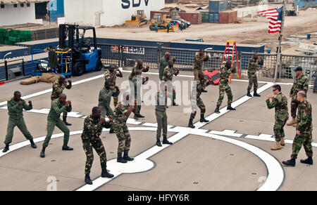 110720-N-XK513-100 POINTE-NOIRE, Republik Kongo (20. Juli 2011) U.S. Navy Instruktoren aus maritimen zivilen Angelegenheiten Security Training (MCAST) führen Selbstverteidigungstraining mit kongolesischen Militärs im Laufe einer boarding Team Operationen an Bord High Speed Vessel Swift (HSV-2). HSV-2 ist in Afrika Partnerschaft Station (APS) 2011 teilnehmen, eine internationale Zusammenarbeit Sicherheitsinitiative soll global maritime Partnerschaften durch Schulungen und gemeinsame Aktivitäten zur Verbesserung der Sicherheit im Seeverkehr und Sicherheit in Afrika zu stärken. (U.S. Navy Photo von Masse Kommunikation S Stockfoto